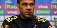 Daniel Alves será capitão de Tite pela terceira vez (Foto: Ben Stansall / AFP)  Foto: Lance!