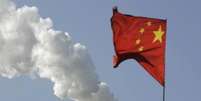 Bandeira da China vista em frente a chaminé de fábrica, em Taiyuan 02/12/2009  REUTERS/Stringer  Foto: Reuters