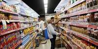 Consumidor observa preços em supermercado no Rio de Janeiro 06/05/2016 REUTERS/Nacho Doce  Foto: Reuters