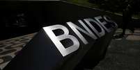 Logo do BNDES é visto na entrada da sede do banco no Rio de Janeiro 
11/1/2017 REUTERS/Nacho Doce  Foto: Reuters