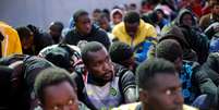Migrantes resgatados pela marinha líbia em porto de Trípoli  Foto: Reuters