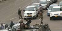 Veículos militares e soldados patrulham ruas de Harare
 15/11/2017    REUTERS/Philimon Bulawayo  Foto: Reuters