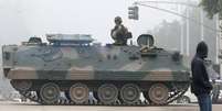 Soldados em cima de tanque em Harare  Foto: BBC News Brasil