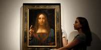 Obra "Salvator Mundi" é uma das poucas do artista italiano existentes e única em mãos privadas. Quadro chegou a ser posse de rei da Inglaterra e a ser vendida por apenas US$ 60. Hoje, vale mais de US$ 450 milhões.  Foto: Reuters