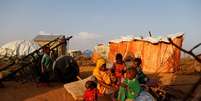 Família em acampamento para pessoas afetadas pela seca na Somália   Foto: Reuters