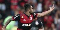 Logo após desentendimento na defesa, o atacante Felipe Vizeu, do Flamengo, marcou um gol e mostrou o dedo médio para seu companheiro Rodolpho durante a comemoração.  Foto: André Mourão/FotoFC / Gazeta Press