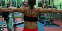Mulher fazendo musculação  Foto: BBC News Brasil
