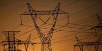 Pilares de linhas de energia elétrica de alta tensão  Foto: Reuters