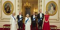Membros da família real no Palácio de Buckingham em Londres: a Duquesa de Cornwall, o Príncipe de Gales, a Rainha Elizabeth II, o Duque de Edimburgo e Duque e Duquesa de Cambridge. Imagem tirada em 8 de dezembro de 2016.  Foto: Dominic Lipinski / Reuters
