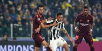 Dybala tenta lance cercado por Sergio Busquets e Paulinho
 22/11/2017     REUTERS/Alessandro Bianchi  Foto: Reuters