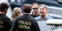 O ex-governador Anthony Garotinho deixa a sede da Polícia Federal, no Rio de Janeiro (RJ), após ser preso na manhã desta quarta-feira (22).   Foto: Jose Lucena / Futura Press