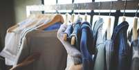 Araras ajudam a manter as roupas mais organizadas, sem amassar, e ainda deixam o ambiente estiloso  Foto: Shutterstock