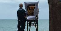 Paciente estava a caminho do hospital quando ambulância fez um pequeno desvio para que ela pudesse ver o mar | Foto: Queensland Ambulance Service/Facebook  Foto: BBC News Brasil