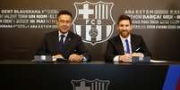 Messi assina contrato ao lado do presidente Josep Bartomeu (FOTO: DIvulgação do Barcelona)  Foto: DIvulgação do Barcelona / LANCE!