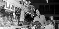 Refrigerador em supermercado dos anos 1950: inven&ccedil;&atilde;o revolucionou a forma como fazemos compras. Foto: Al Barry  Foto: BBC News Brasil
