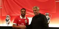 Douglas em sua chegada ao Benfica, no início da temporada (Foto: Divulgação/Twitter)  Foto: Lance!