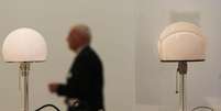 Uma lâmpada original de design icônico feita por Wilhelm Wagenfeld ao lado de uma réplica moderna no Museu Bundeskunsthalle (Foto: Oliver Berg/DPA/Alamy)  Foto: BBC News Brasil