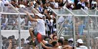 Torcedores da Ponte Preta invadiram o gramado no estádio Moisés Lucarelli, em Campinas, após o time da casa sofrer a virada, que viria a sacramentar o rebaixamento para a Série B.  Foto: Eduardo Carmim/Photo Premium/Gazeta Press 