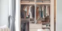 Liberar espaço é uma forma de deixar seu guarda-roupas sempre organizado  Foto: Shutterstock