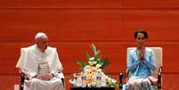 Papa Francisco e líder de Mianmar, Aung San Suu Kyi, durante encontro em Naypyitaw   Foto: Reuters