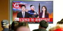 Pessoas assistem reportagem sobre novo teste de míssil balístico intercontinental (ICBM) da Coreia do Norte, em Seul, Coreia do Sul 29/11/2017 REUTERS/Kim Hong-Ji  Foto: Reuters
