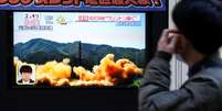 Homem observa reportagem sobre teste de míssil da Coreia do Norte, em Tóquio, no Japão 29/11/2017 REUTERS/Toru Hanai  Foto: Reuters