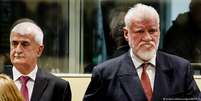 Slobodan Praljak (dir.), de 72 anos, ao lado do também acusado Bruno Stojic  Foto: DW / Deutsche Welle