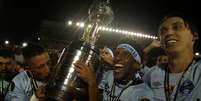 Cortez segura a taça da Libertadores  Foto: Reuters
