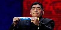 Maradona sorteou o destino da Inglaterra na Copa  Foto: Reuters