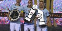Geromel, Luan e Arthur recebem os troféus de campeão da Libertadores, melhor jogador do torneio e melhor jogador da final, respectivamente  Foto: Getty Images