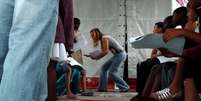 Neusa Thomasini deixou os palcos tradicionais para se dedicar a performances em periferias pobres, habitadas por imigrantes | Foto: Acervo pessoal  Foto: BBC News Brasil