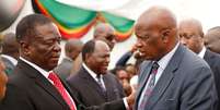 Presidente do Zimb&aacute;bue, Emmerson Mnangagwa, parabeniza seu ministro das Finan&ccedil;as, Patrick Chinamasa, ap&oacute;s dar posse a gabinete de ministros em Harare 04/12/2017 REUTERS/Philimon Bulawayo  Foto: Reuters
