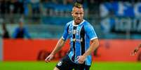 Campeão da Libertadores com o Grêmio, o volante Arthur foi fotografado com a diretoria do Barcelona, inclusive vestindo a camisa do clube espanhol. Porém, o jogador afirmou que, por enquanto, não tem nada certo.  Foto: Lucas Uebel/Grêmio/Divulgação / LANCE!