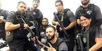 Rio de Janeiro – Policiais fazem selfie logo após a prisão do traficante Rogério 157   Foto: Agência Brasil
