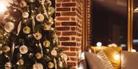 A árvore de Natal, se colocada no centro da sala, recebe a circulação de todas as energias do ambiente  Foto: iStock