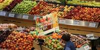 Mulher faz compras em supermercado em Ontário, no Canadá  28/07/2017  REUTERS/Chris Helgren  Foto: Reuters