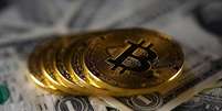 Ilustração da moeda  virtual Bitcoin sobre notas de dólar
6/11/2017 REUTERS/Dado Ruvic/Illustration  Foto: Reuters