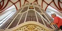 Organista faz limpeza do &Oacute;rg&atilde;o de Bach na Igreja de S&atilde;o Tom&aacute;s, em Leipzig  Foto: DW / Deutsche Welle