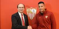 Arana já posou com a camisa do Sevilla (Foto: Divulgação)  Foto: Lance!