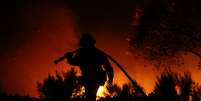 Bombeiro trabalha para apagar incêndio florestal na Califórnia, Estados Unidos 07/12/2017  REUTERS/Mike Blake  Foto: Reuters