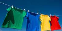 Lavar as roupas por cor e modelo pode ajudar muito na hora de preservar as peças  Foto: Shutterstock