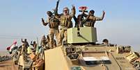 Soldados iraquianos comemoram vitória contra jihadistas do EI em Rawa  Foto: DW / Deutsche Welle
