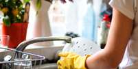 O ideal é que você limpe a cozinha logo após a refeição para impedir que a gordura seque na superfície  Foto: Shutterstock