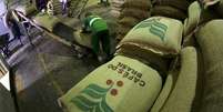 Trabalhador carrega sacas de 60 kg de café em armazém de café em Santos, no Brasil
10/12/2015
REUTERS/Paulo Whitaker  Foto: Reuters