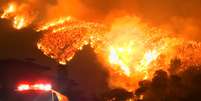 Incêndio florestal segue com força na área de Santa Barbara  Foto: Reuters