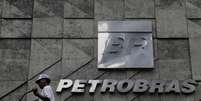 Homem caminha em frente a sede da Petrobras, no Rio de Janeiro
13/04/2017 REUTERS/Ricardo Moraes  Foto: Reuters