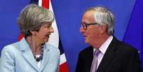 Primeira-ministra britânica, Theresa May, é recebida pelo presidente da Comissão Europeia, Jean-Claude Juncker, em Bruxelas, na Bélgica 08/12/2017 REUTERS/Yves Herman  Foto: Reuters