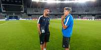 Renato conversa com Maicon após último treino do Grêmio para final  Foto: Lucas Uebel/Grêmio FBPA