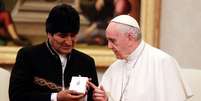 Pontífice deu medalhas e rosários de presente para comitiva  Foto: Reuters