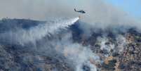 Equipes combatem o incêndio florestal na Califórnia  Foto: Reuters